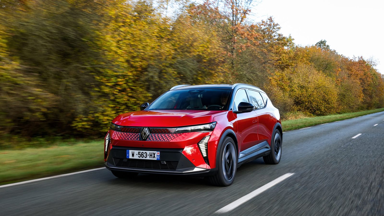 En el Scenic, si bien el motor más potente es compartido con el Mégane E-Tech, la batería combinada con él ofrece mayor capacidad.