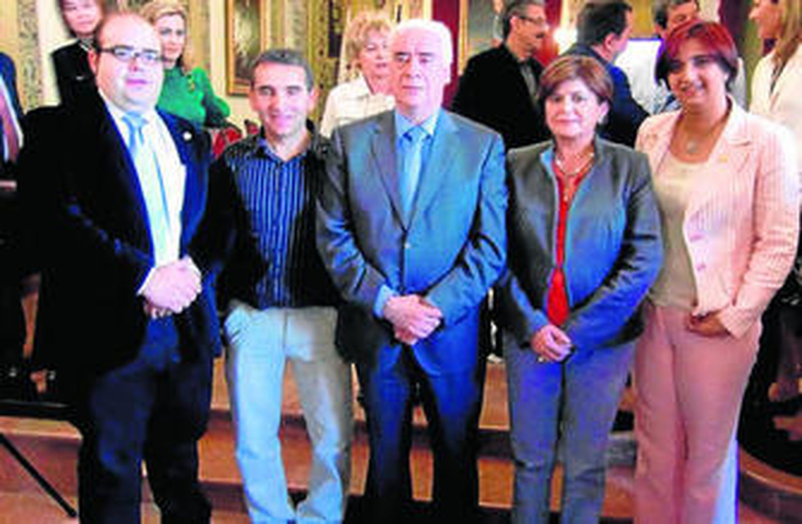 Representantes de las cofradías, el consejero y la alcaldesa de Cabra.