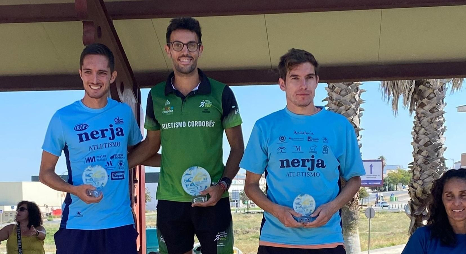 Grondona posa en el podio junto a Salcedo y Ortigosa.