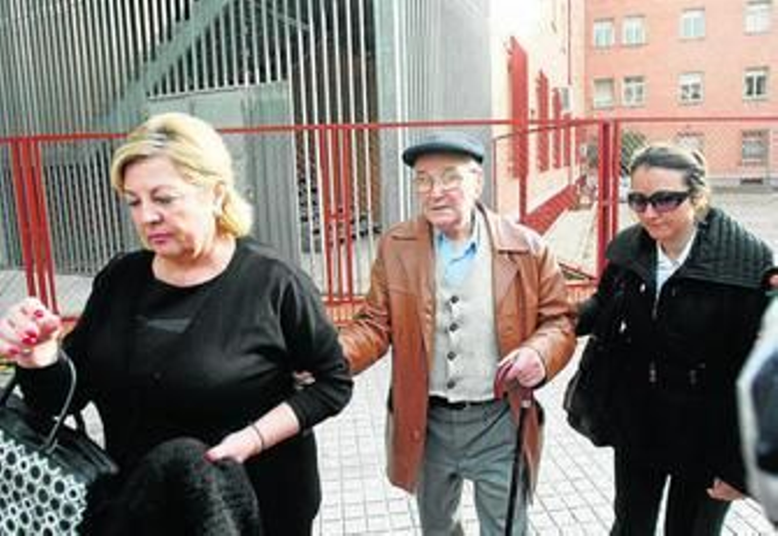 El padre y la hermana de José Bretón, con su letrada, ayer a la salida del juzgado.