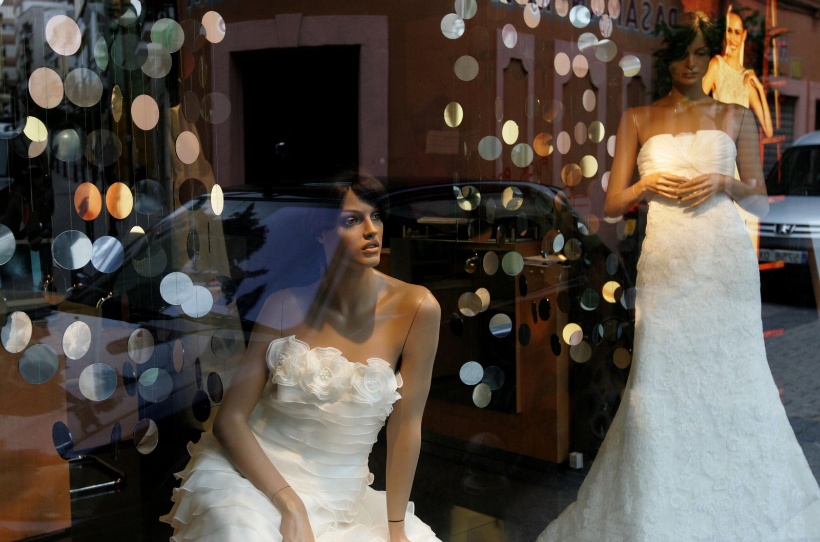 Un escaparate con vestidos de novia en Algeciras.
