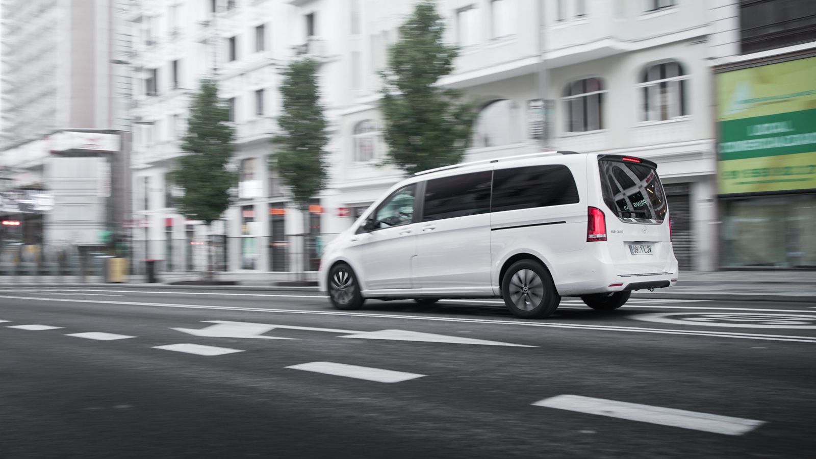 A diferencia del Clase V con el que comparte línea de montaje en Vitoria, siempre con motores Diesel y de tracción trasera o total, el EQV 300 sólo es eléctrico y con tracción delantera.