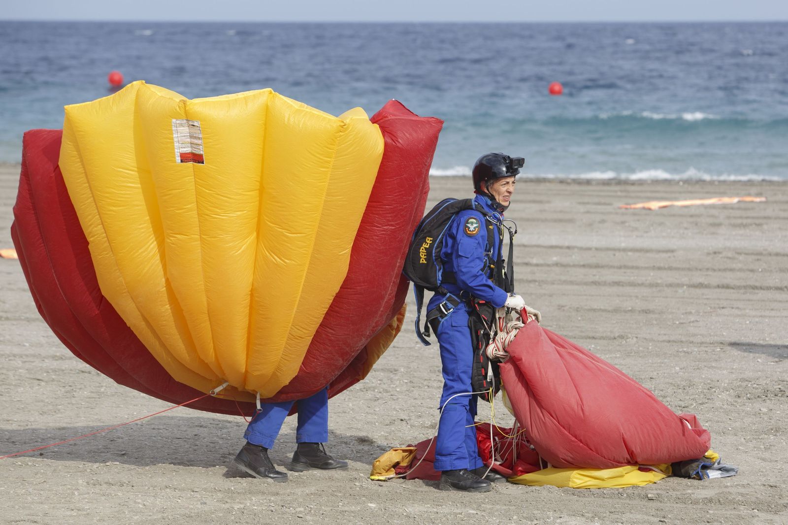 Las Fuerzas Armadas desembarcan en Motril: buques, paracaidistas y helicópteros en primera línea de playa