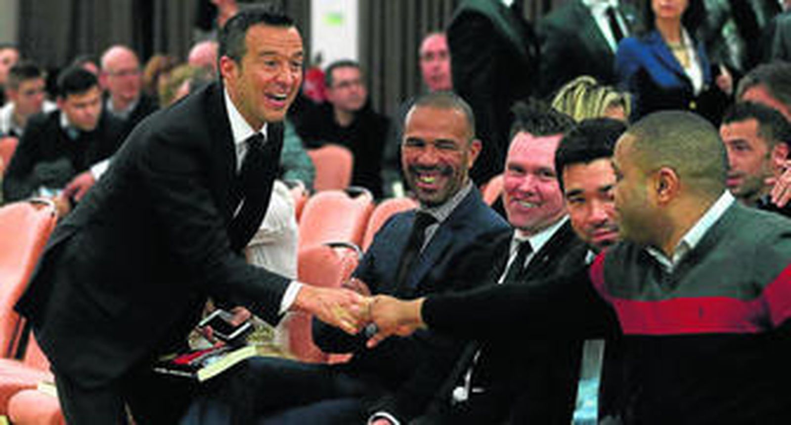 Jorge Mendes saluda a Jorge Andradeen presencia de Costinha, Maniche y Deco.