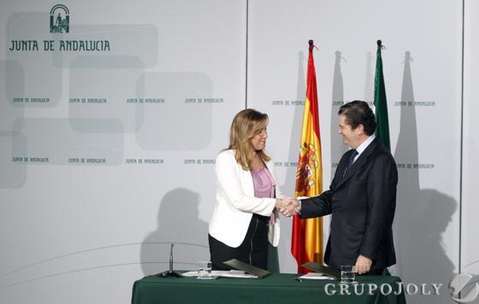 La Junta y Endesa firman un convenio por el que la compañía invertirá 15 millones para becas.

Foto: Juan Carlos Muñoz