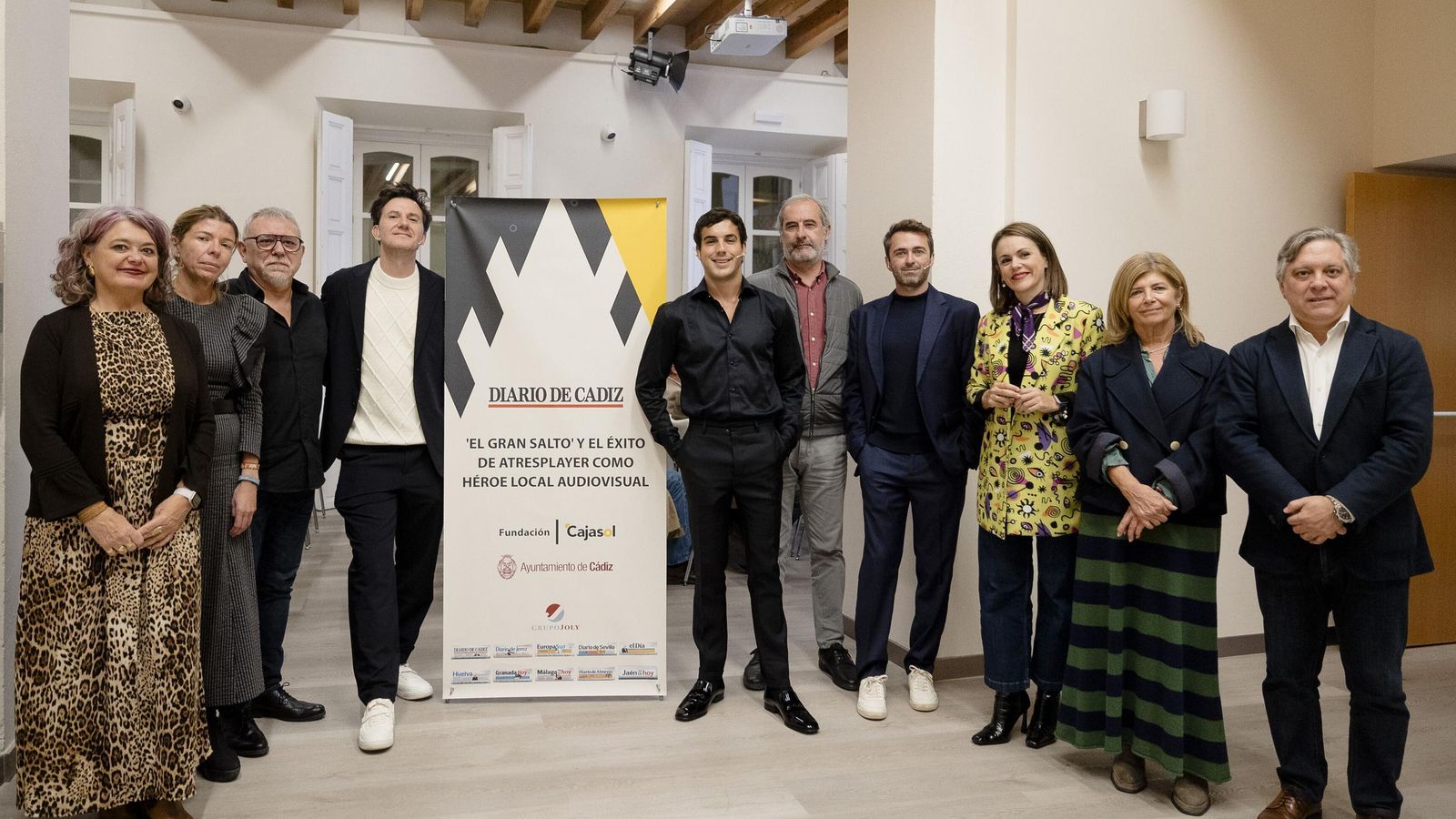 Blanca Flores, Mar Díez, Jordi Frades, Roger Gual, Óscar Casas, José Antonio Hidalgo, Emilio Sánchez, Beatriz Gandullo, Isabel Paredes y Óscar Torres, en la Fundación Cajasol antes del comienzo de la mesa redonda.
