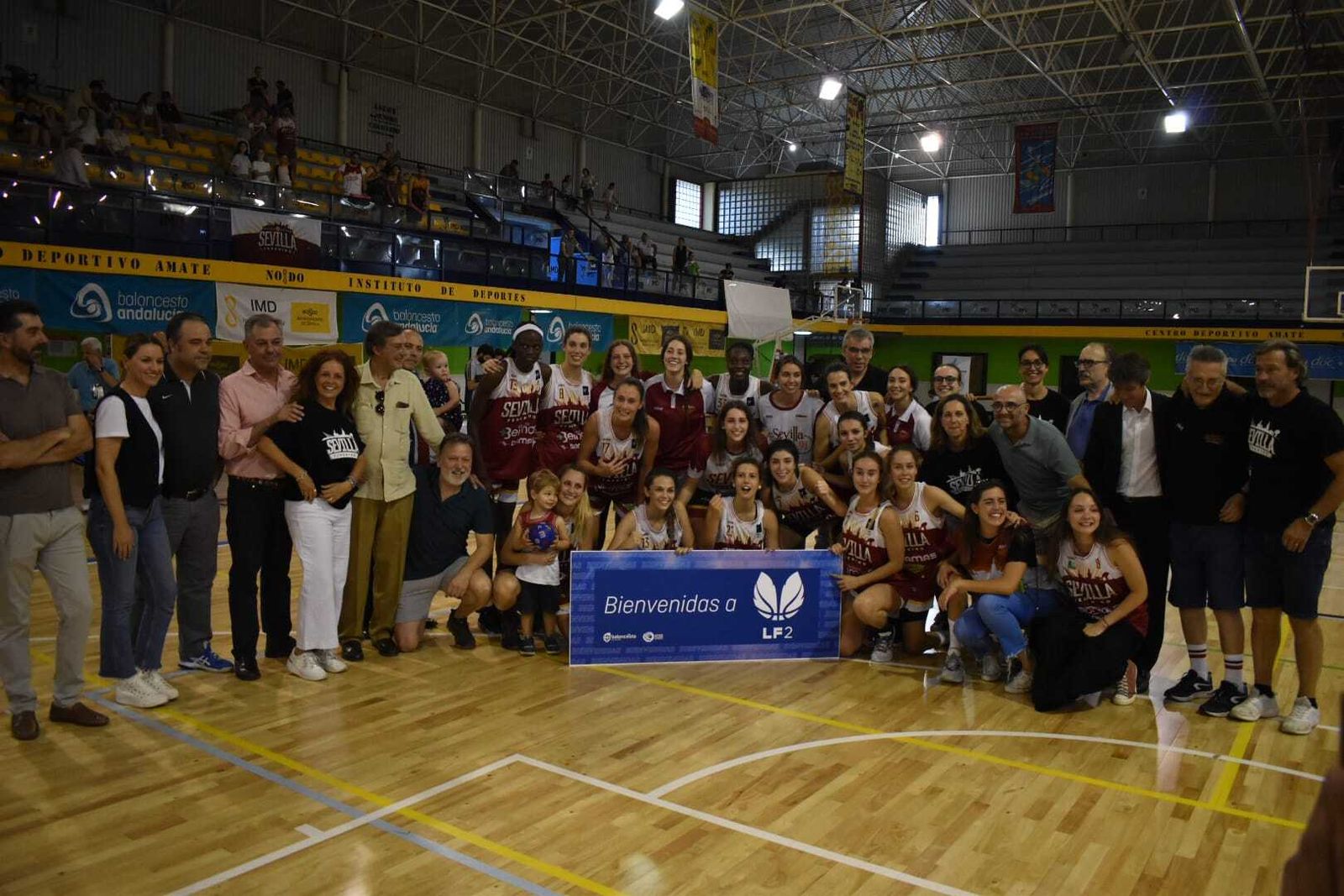 El Beiman Baloncesto Sevilla posa tras lograr el ascenso a la Liga femenina 2.