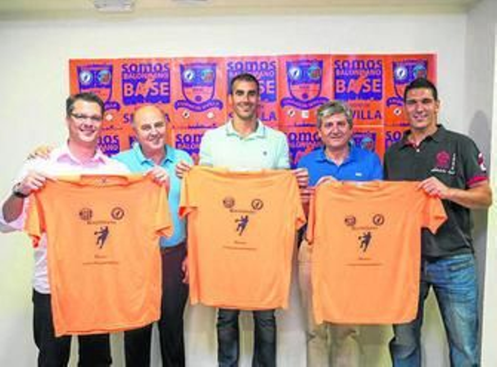 Los presidentes de BM Sevilla y BM Triana, junto a tres jugadores en la presentación del nuevo proyecto.