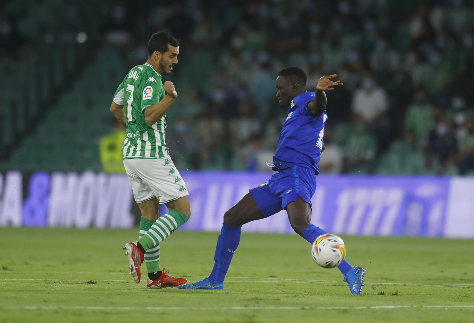 Juanmi, en un lance ante Djené.