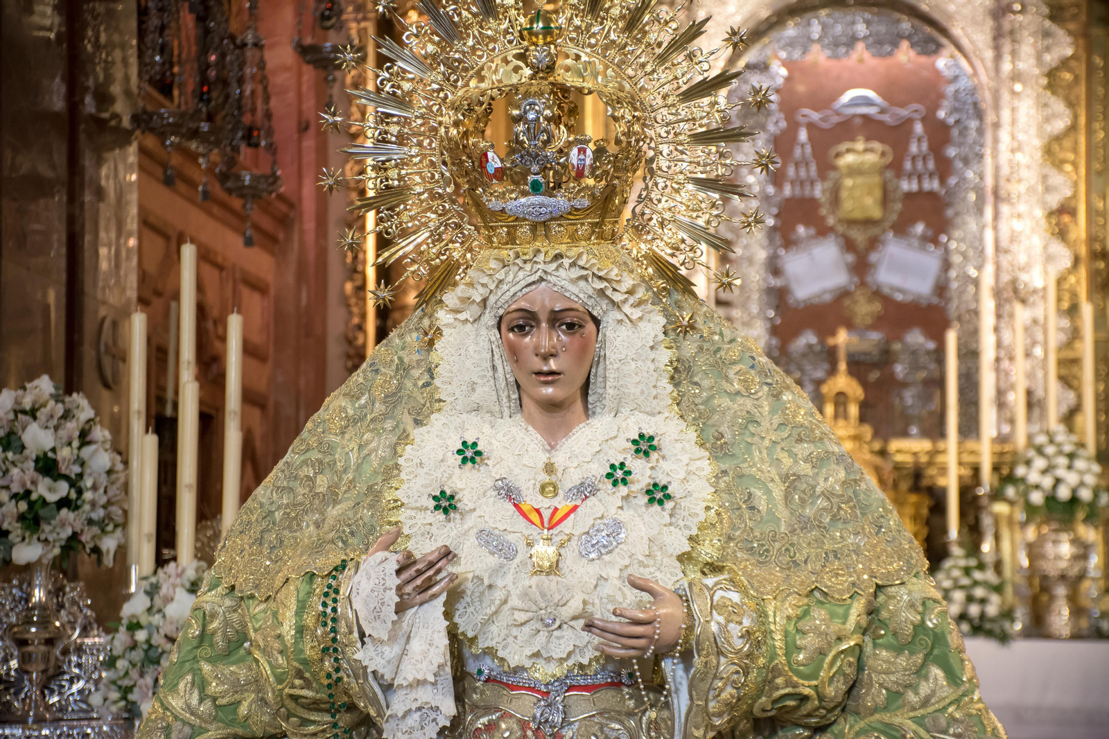 La Esperanza recibe la veneración de Sevilla en la Macarena