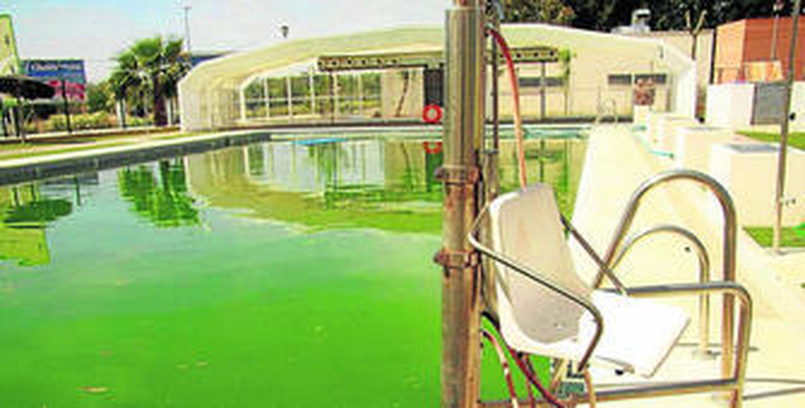 La piscina de La Vaguada, con la cubierta que se debía desplegar en invierno.