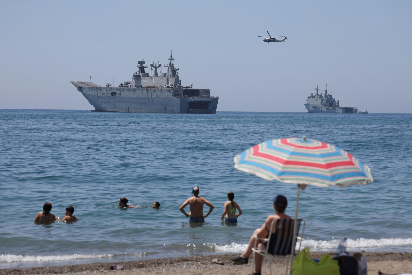 Los buques de la Armada 'Juan Carlos I' y 'Galicia' ya están en Málaga para el desembarco, en fotos