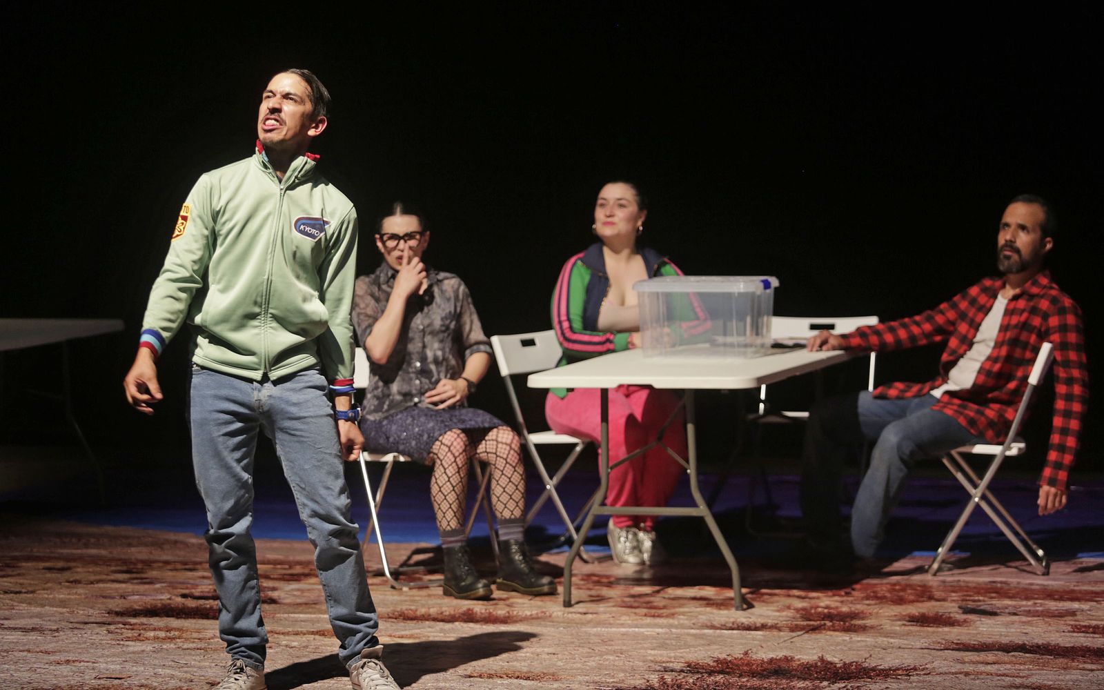 Los chilenos de Teatro Perro Muerto, durante la obra 'Representar'.