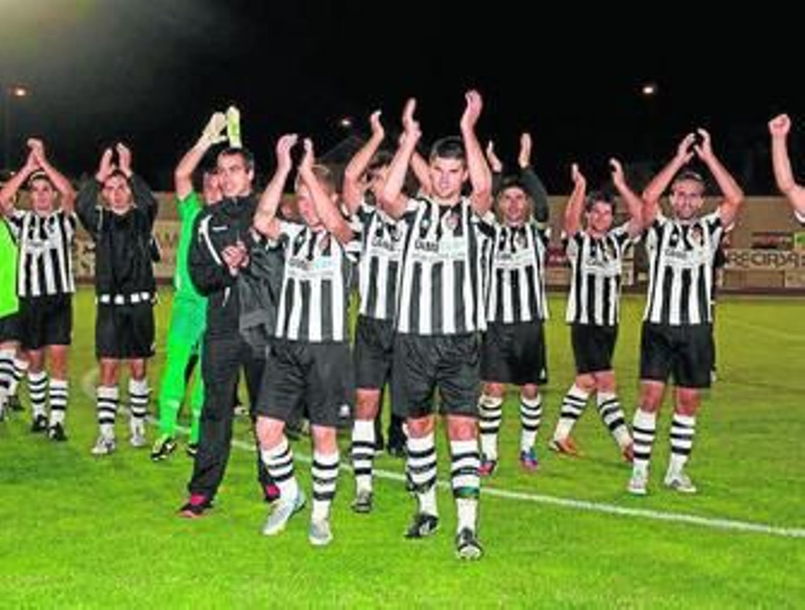 Jugadores del Haro celebran un triunfo copero.