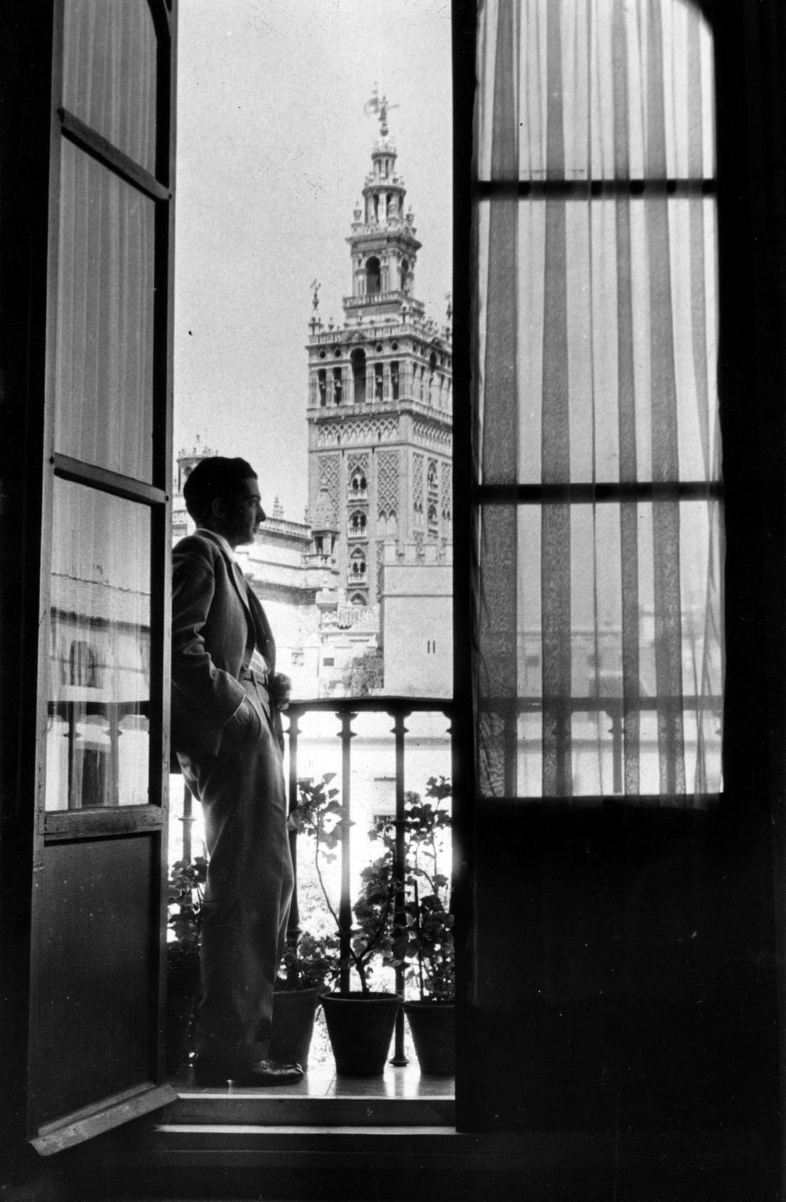 Rafael Montesinos frente a la Giralda, en Sevilla, en 1959.
