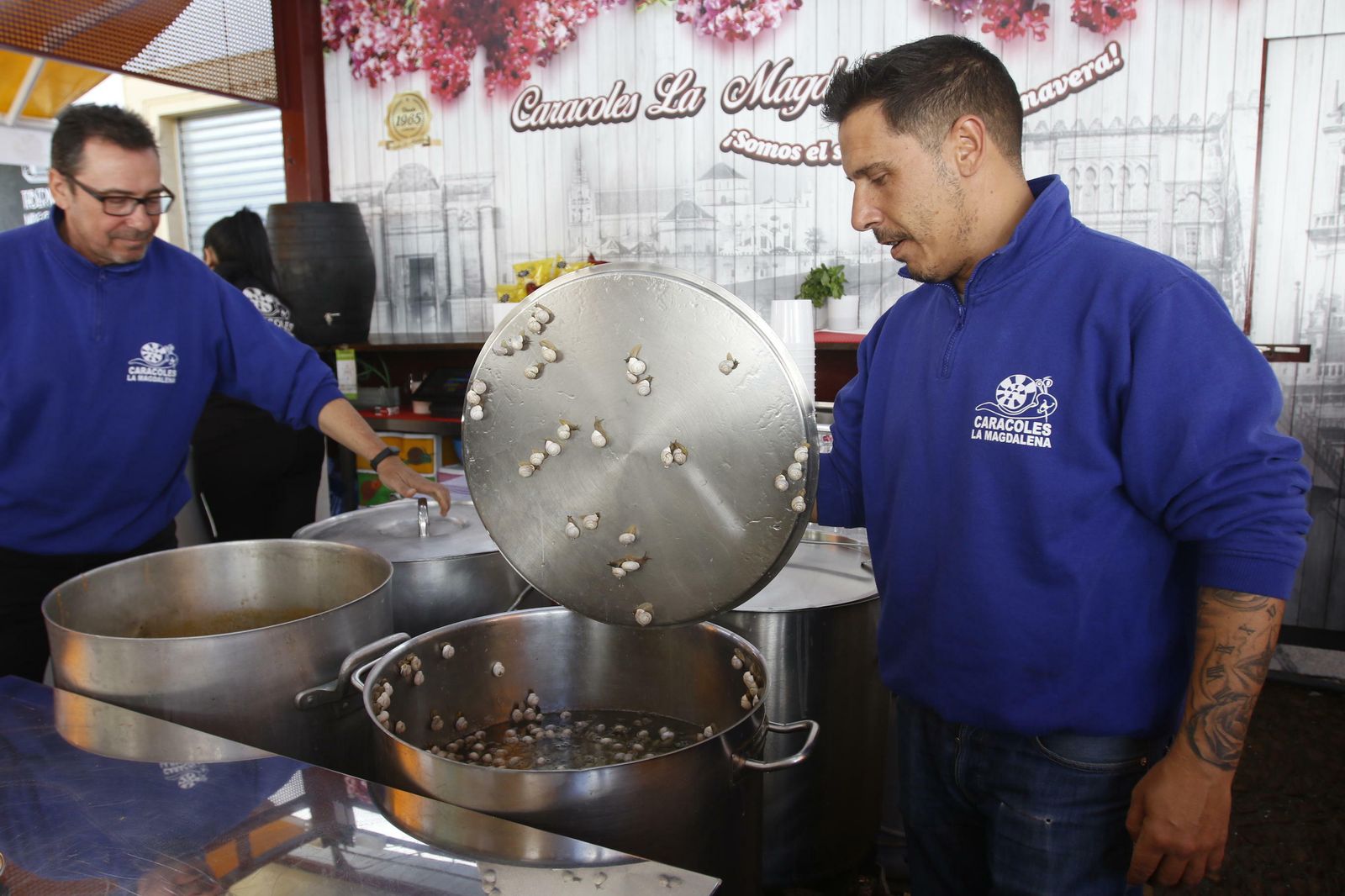 El puesto de caracoles de La Magdalena, en fotos