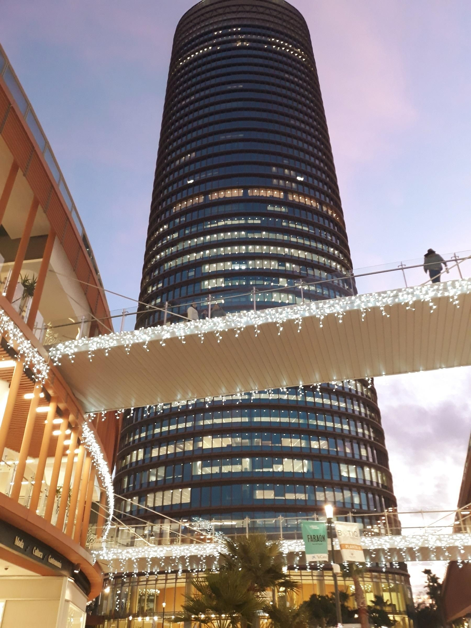 El mercado navideño de Torre Sevilla se inaugura este puente.