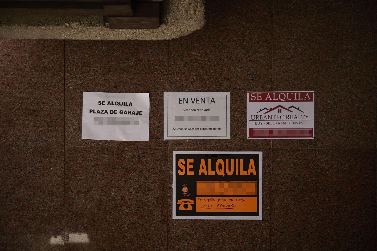 Carteles de viviendas en traspaso.