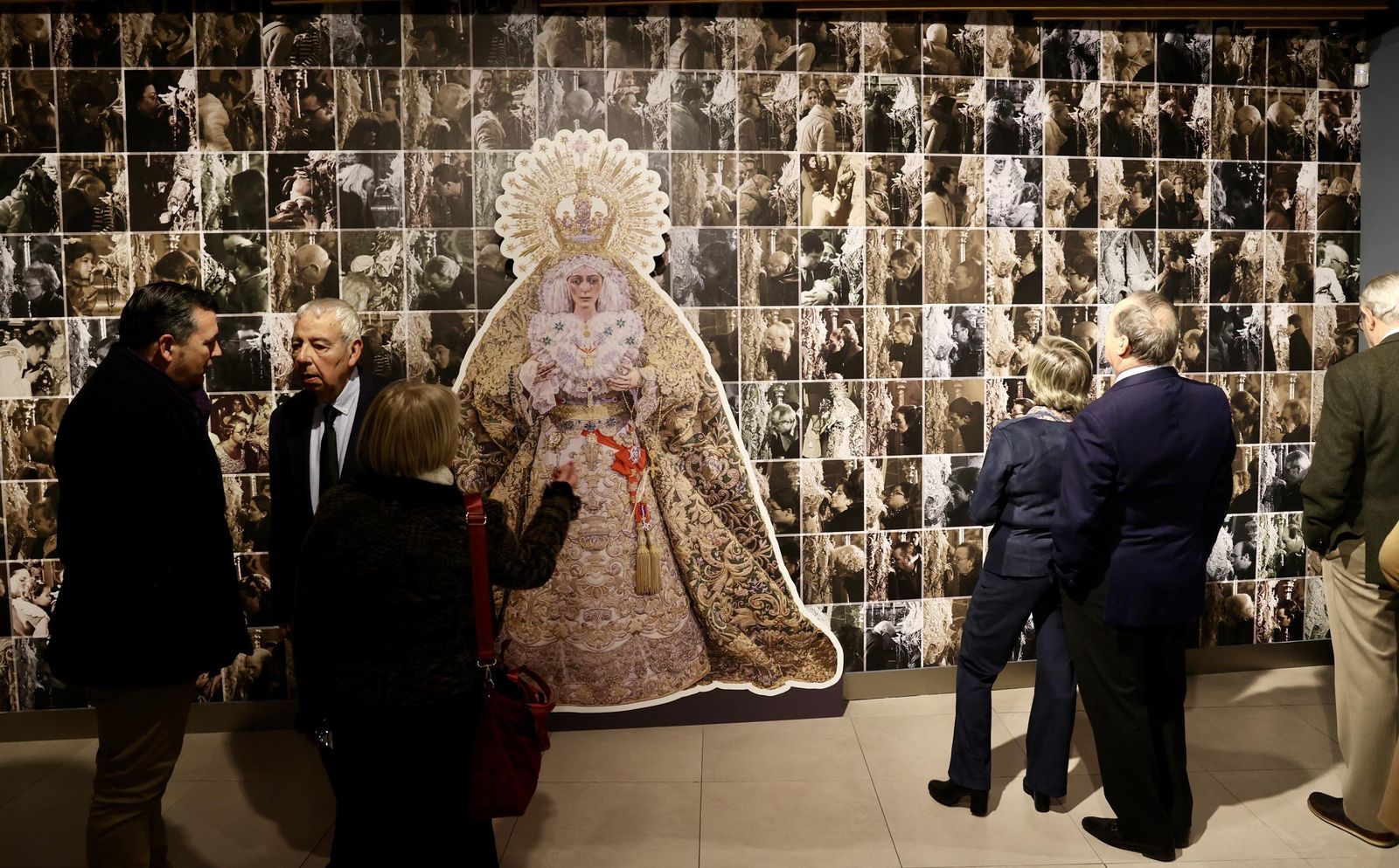 Exposición Ofrenda. Rosa. Corona. Beso