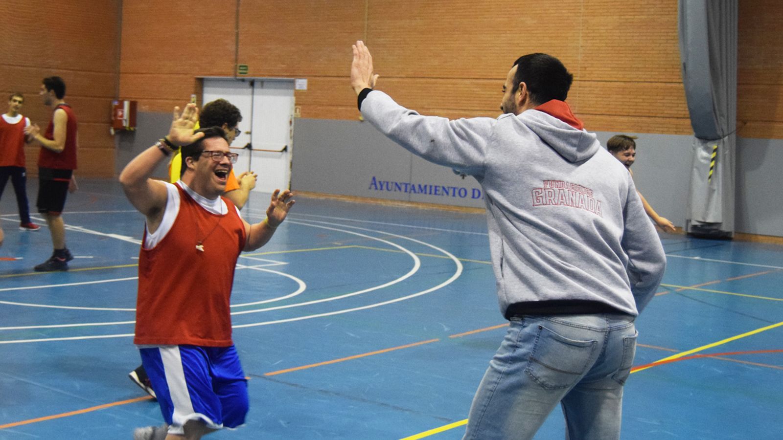 Cariñoso saludo entre un jugador del Sierra Nevada Ability y Alo Marín