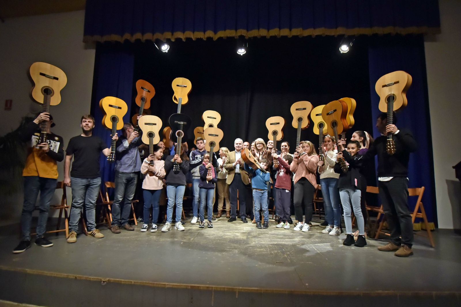Los alumnos de la Sánchez Verdú levantan sus guitarras por Paco de Lucía