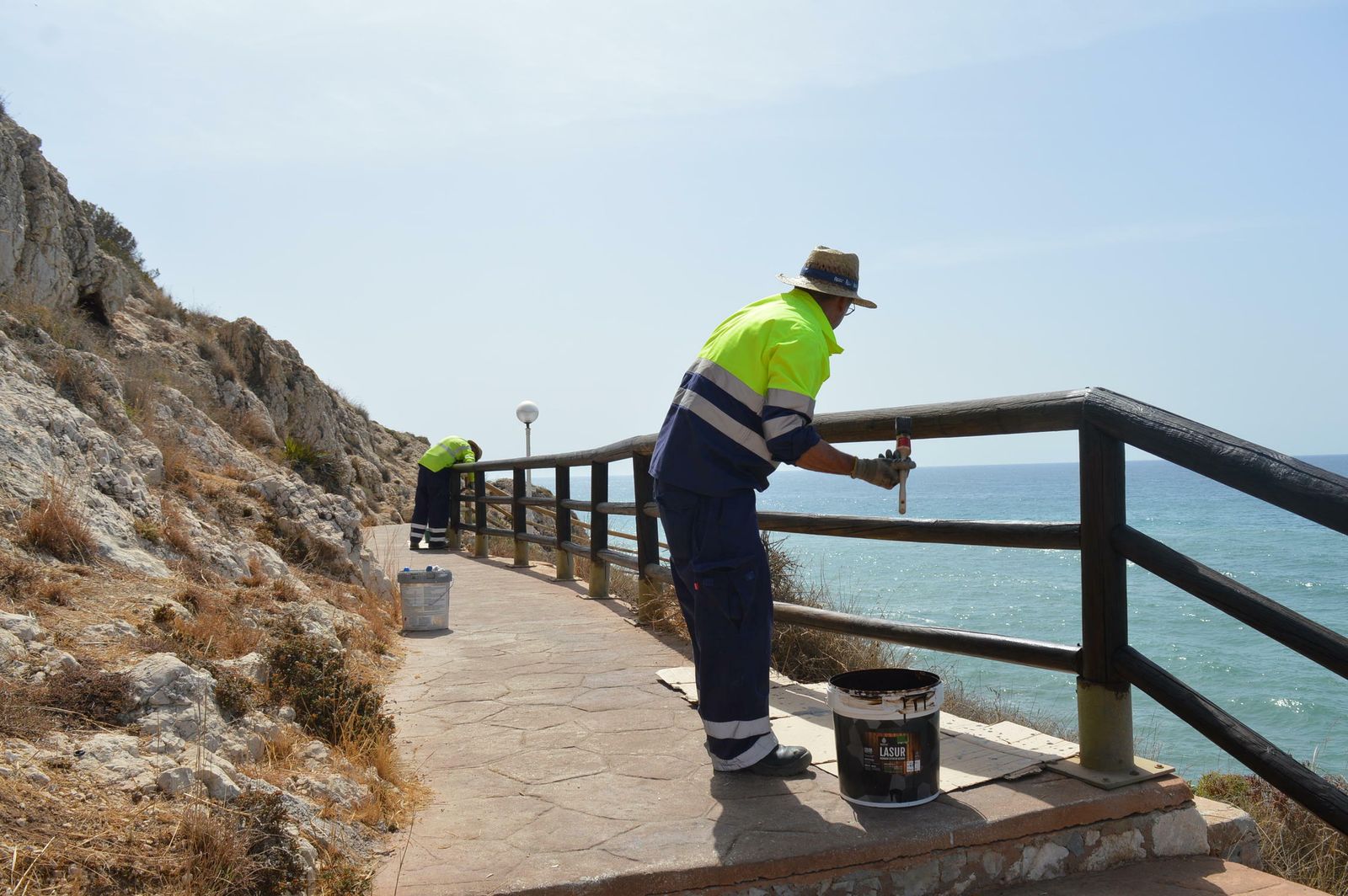 Repintado en los acantilados El Cantal en Rincón de la Victoria.