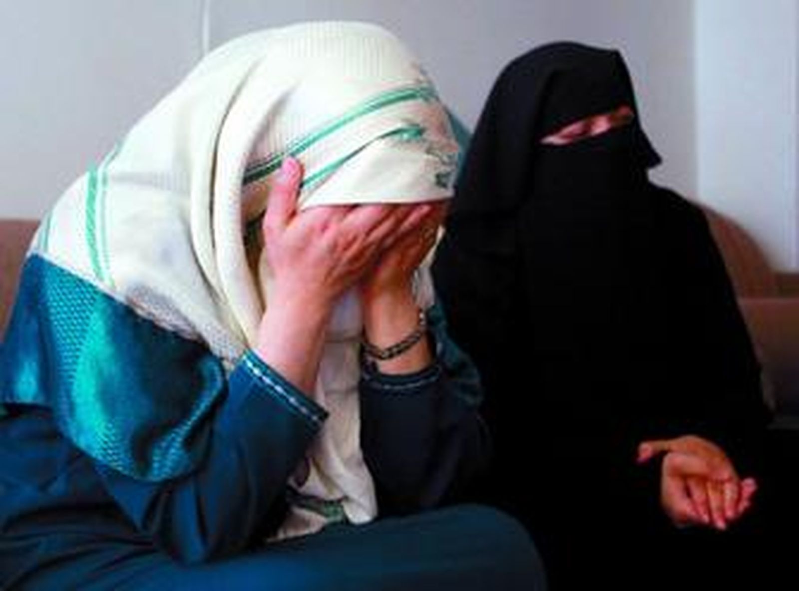 Maha Elsamnah, la madre de Omar Khadr se agarra a su hermana durante una ntrevista en Toronto.