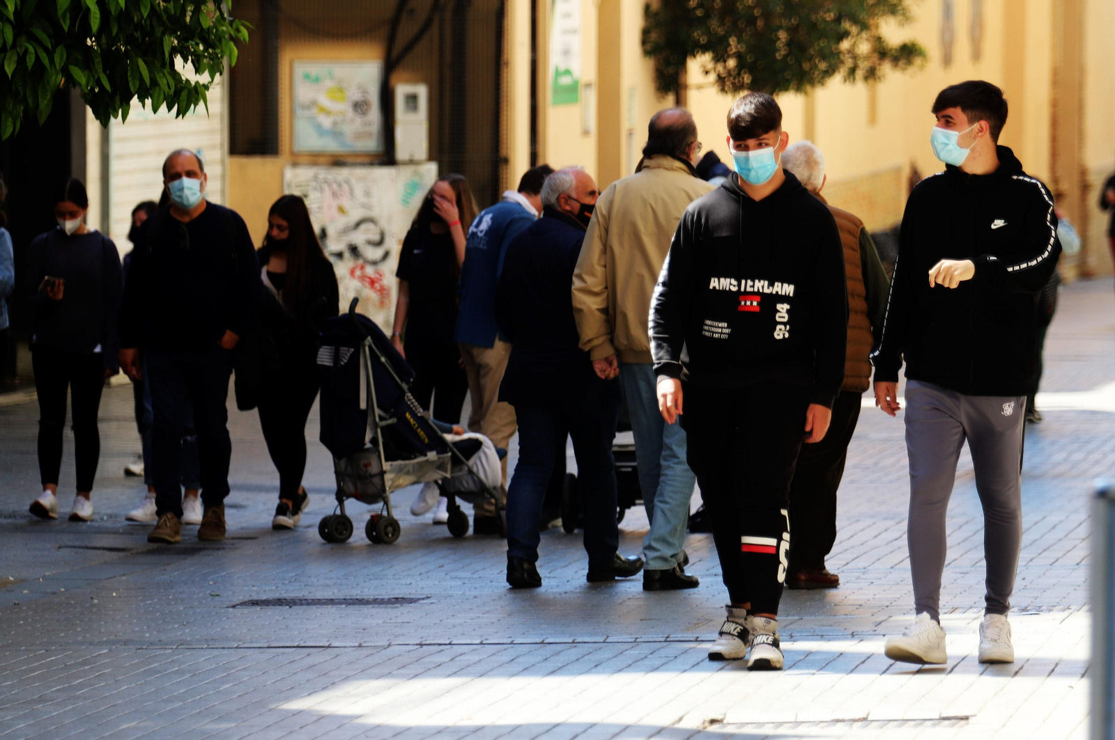 Ambiente en una calle del centro de la capital onubense durante el día de ayer.