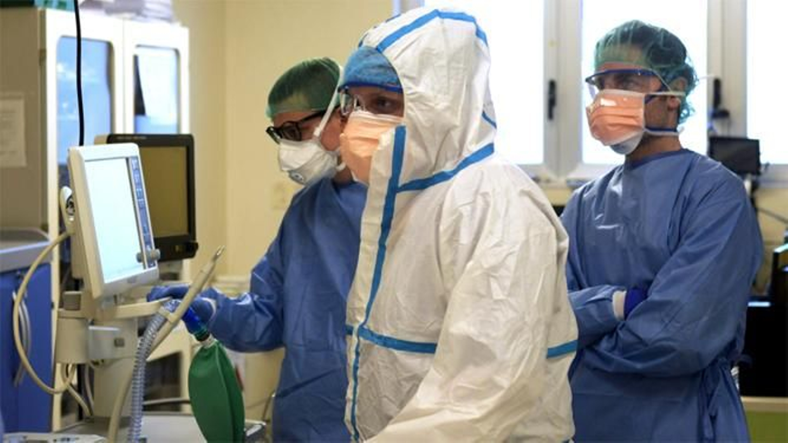 Personal sanitario en la UCI del Hospital Vizzolo Predabissi de Milán.