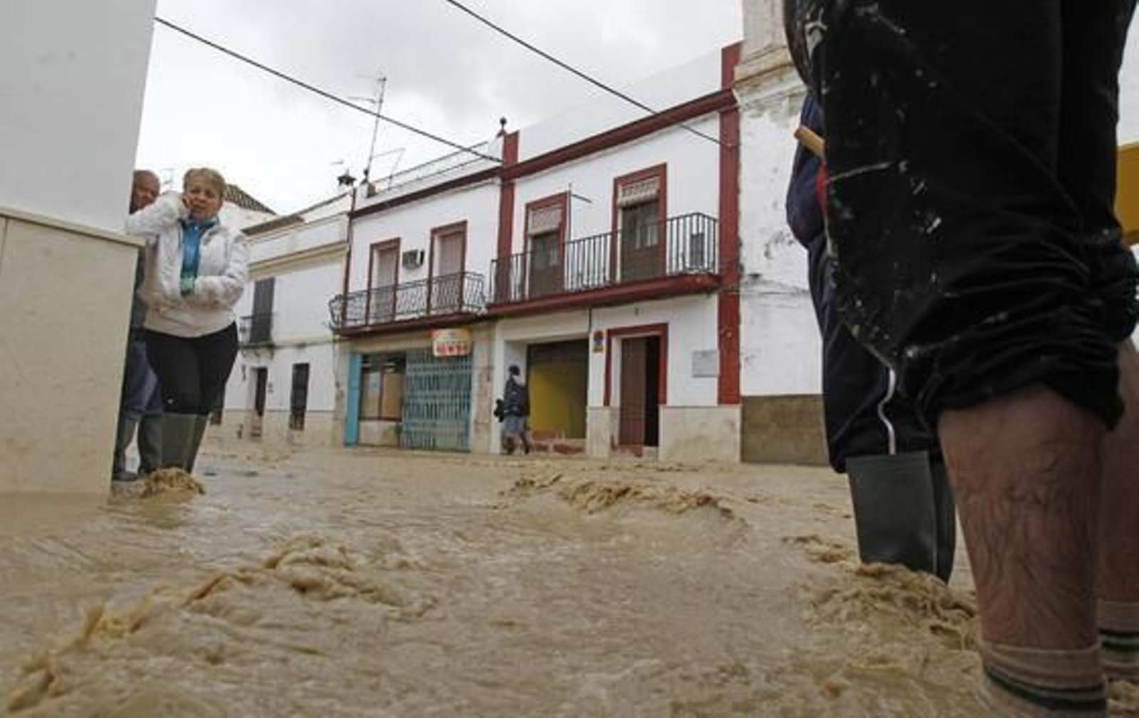 Los vecinos contemplan las corrientes de agua que inundan las calles de Écija.

Foto: Antonio Pizarro