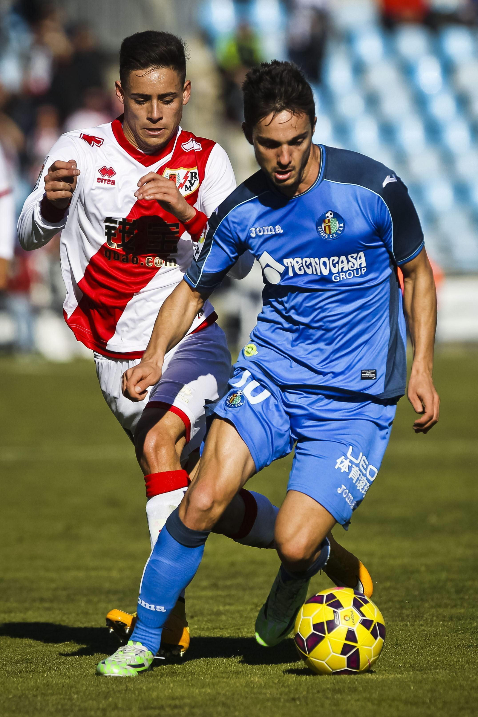 Álex Moreno persigue a Sarabia, en un encuentro entre el Rayo y el Getafe en 2015.