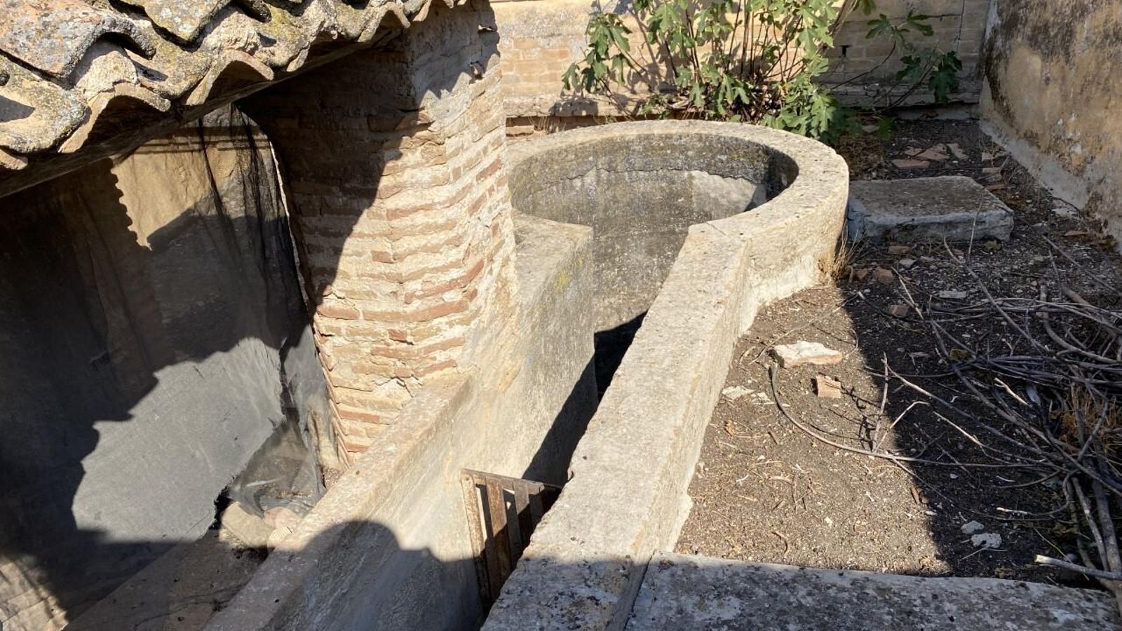 Pozo del molino al que cae el agua.