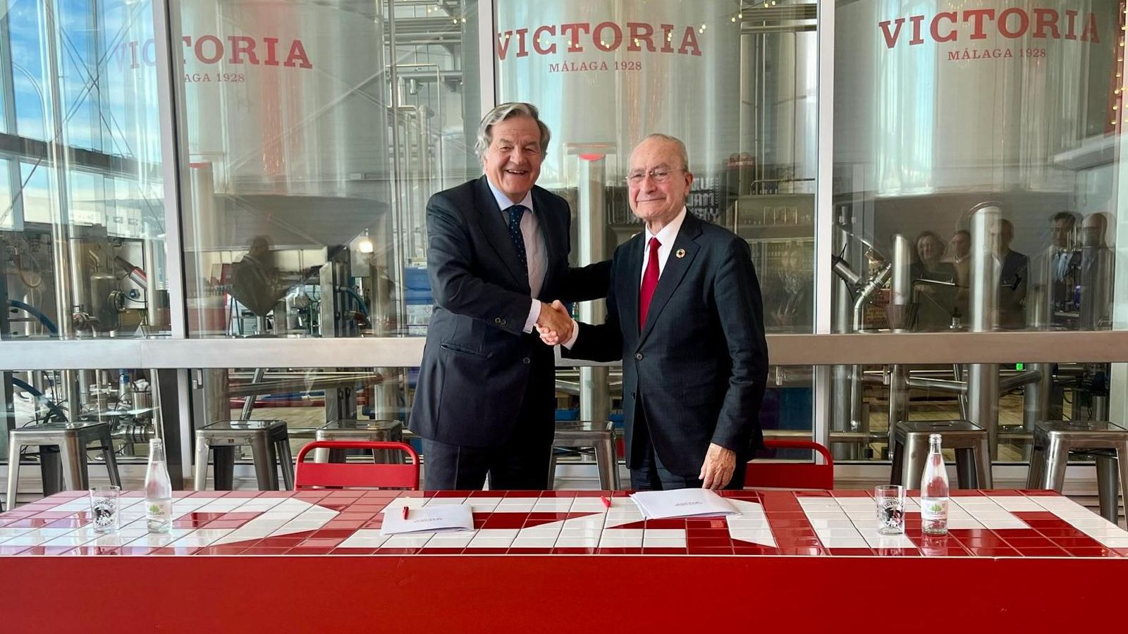  Jorge Villavecchia y Francisco de la Torre tras presentar el acuerdo.