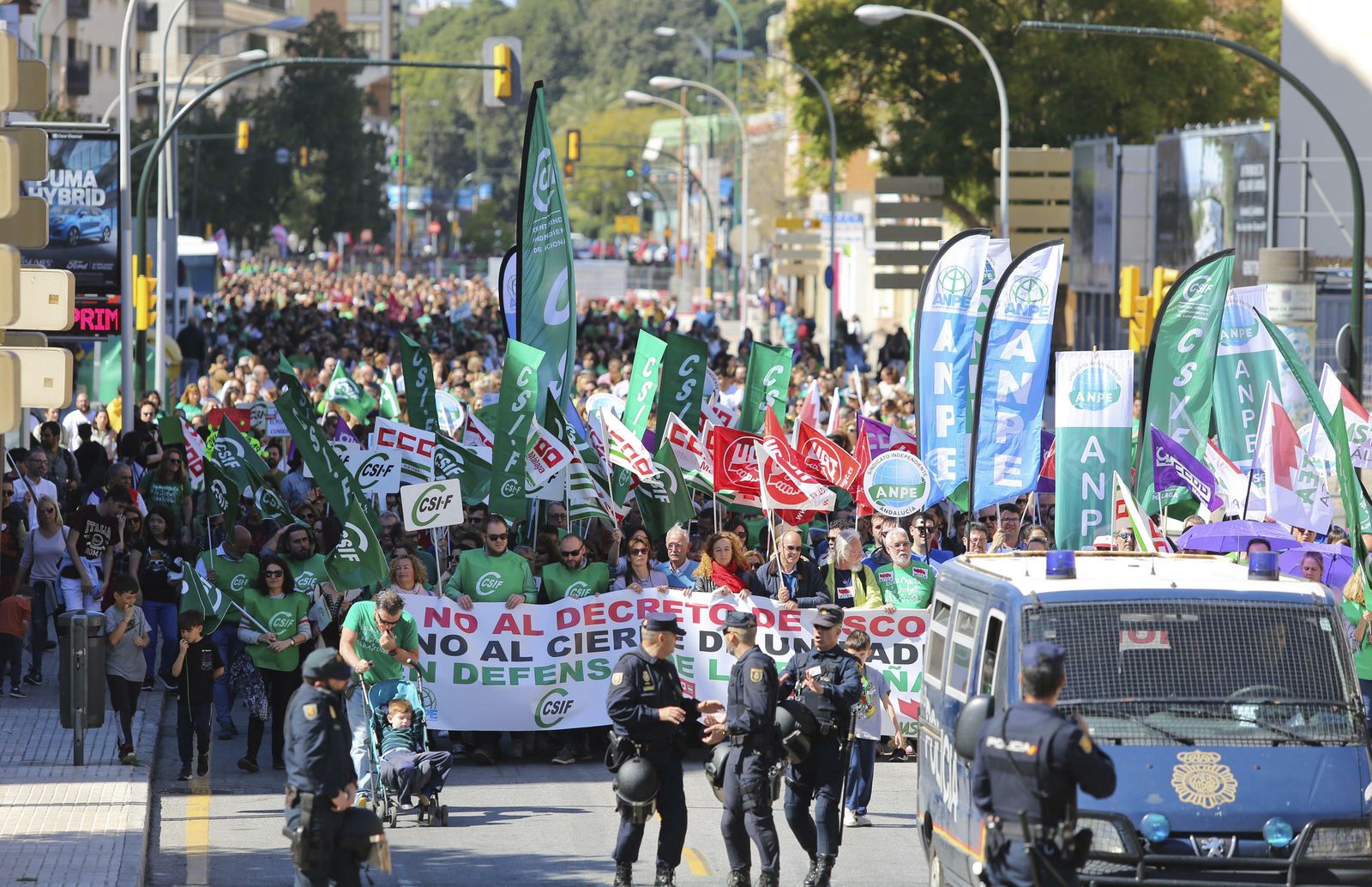 La manifestación por la huelga educativa en Málaga, en fotos