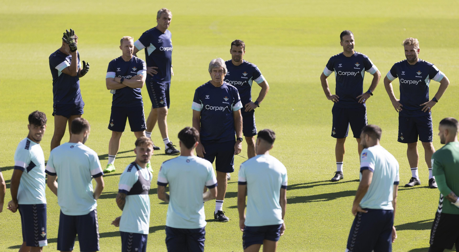 Manuel Pellegrini se dirige a su plantilla en una sesión matinal.