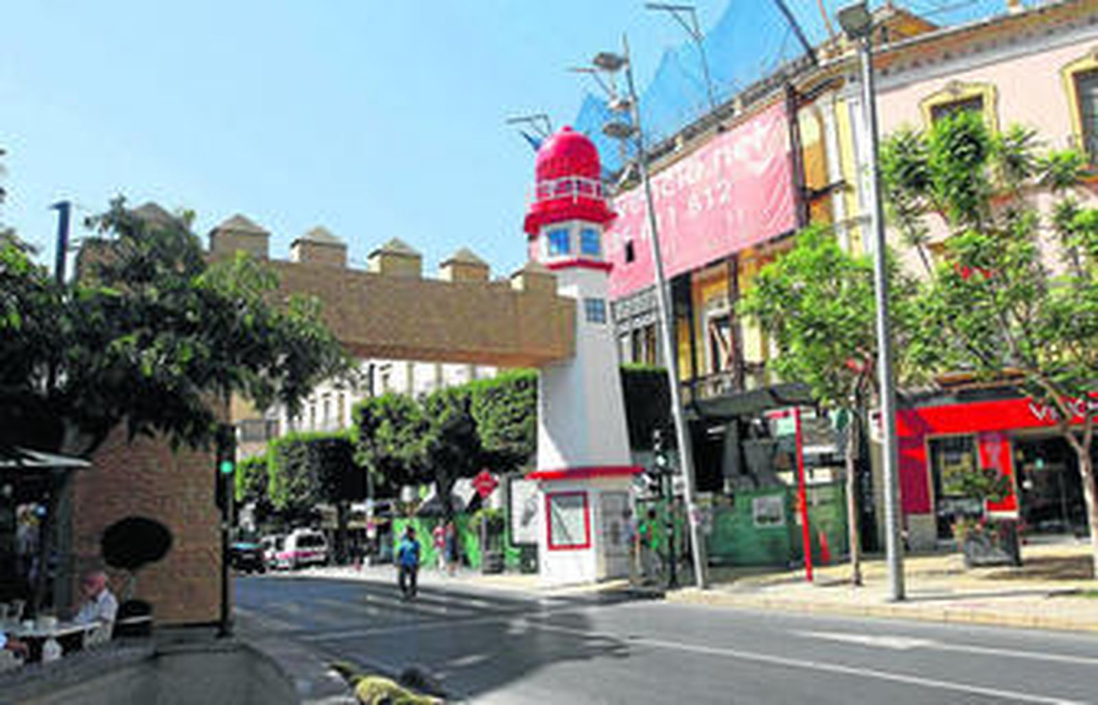 El pórtico instalado en el inicio del Paseo a la altura de Puerta Purchena.