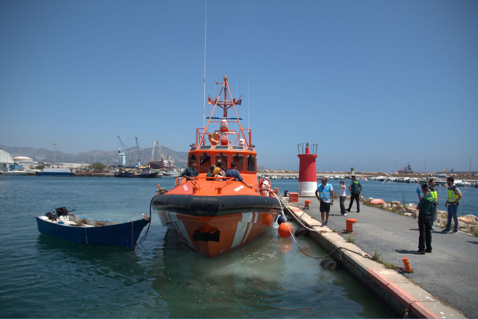 Interceptada una embarcación con quince migrantes en la costa de Granada