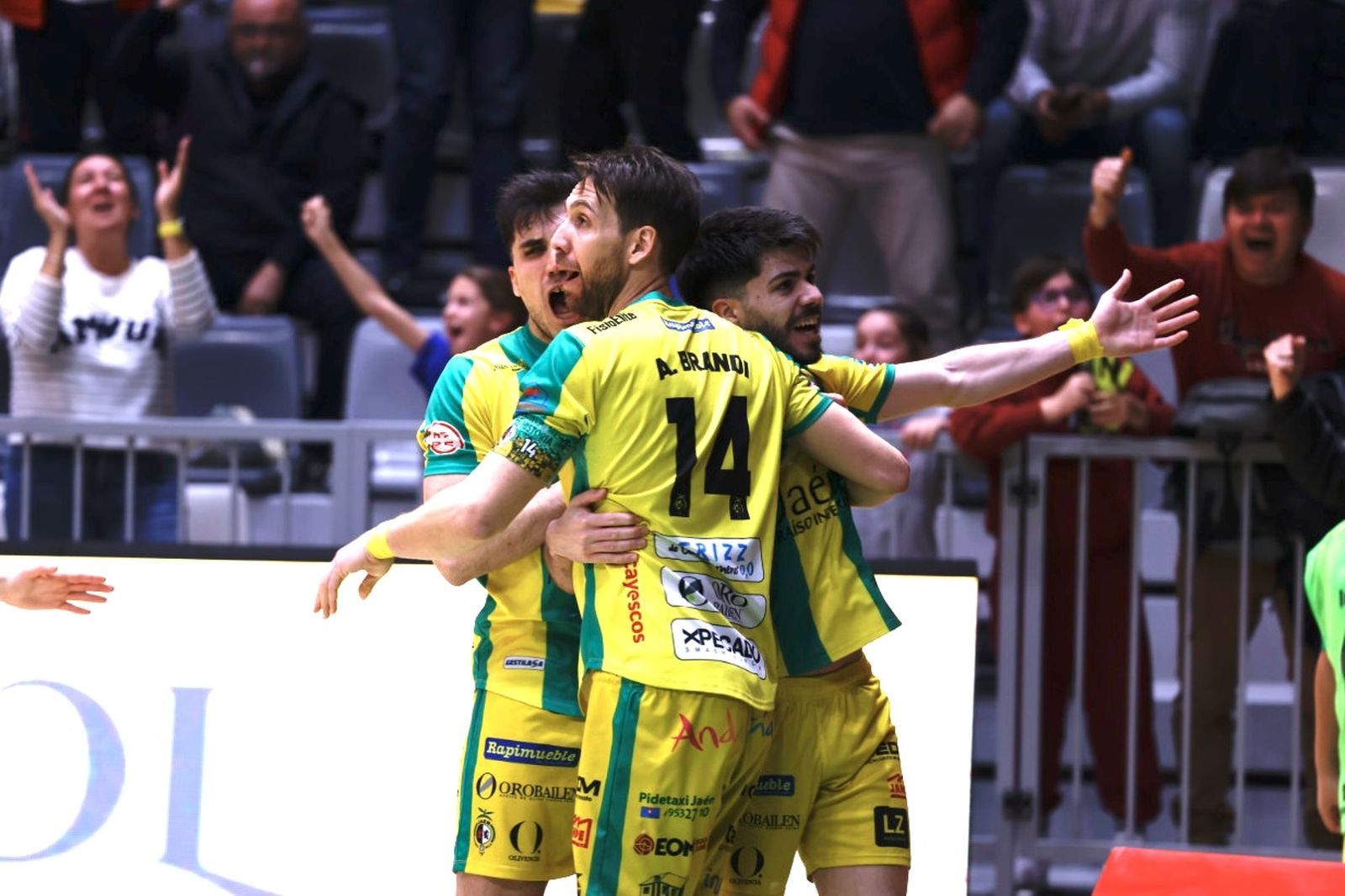 Mati Rosa, Alan Brandi y Dani Zurdo celebran uno de los tantos amarillos.