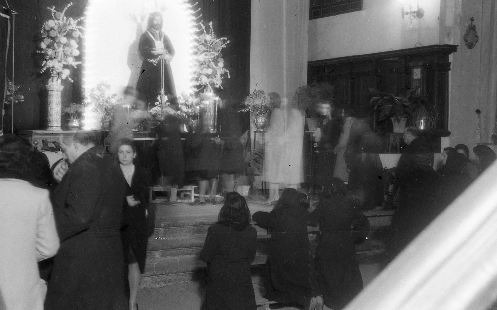 Fieles y devotos en el besapiés del primer viernes de marzo de 1953 de Jesús Rescatado.