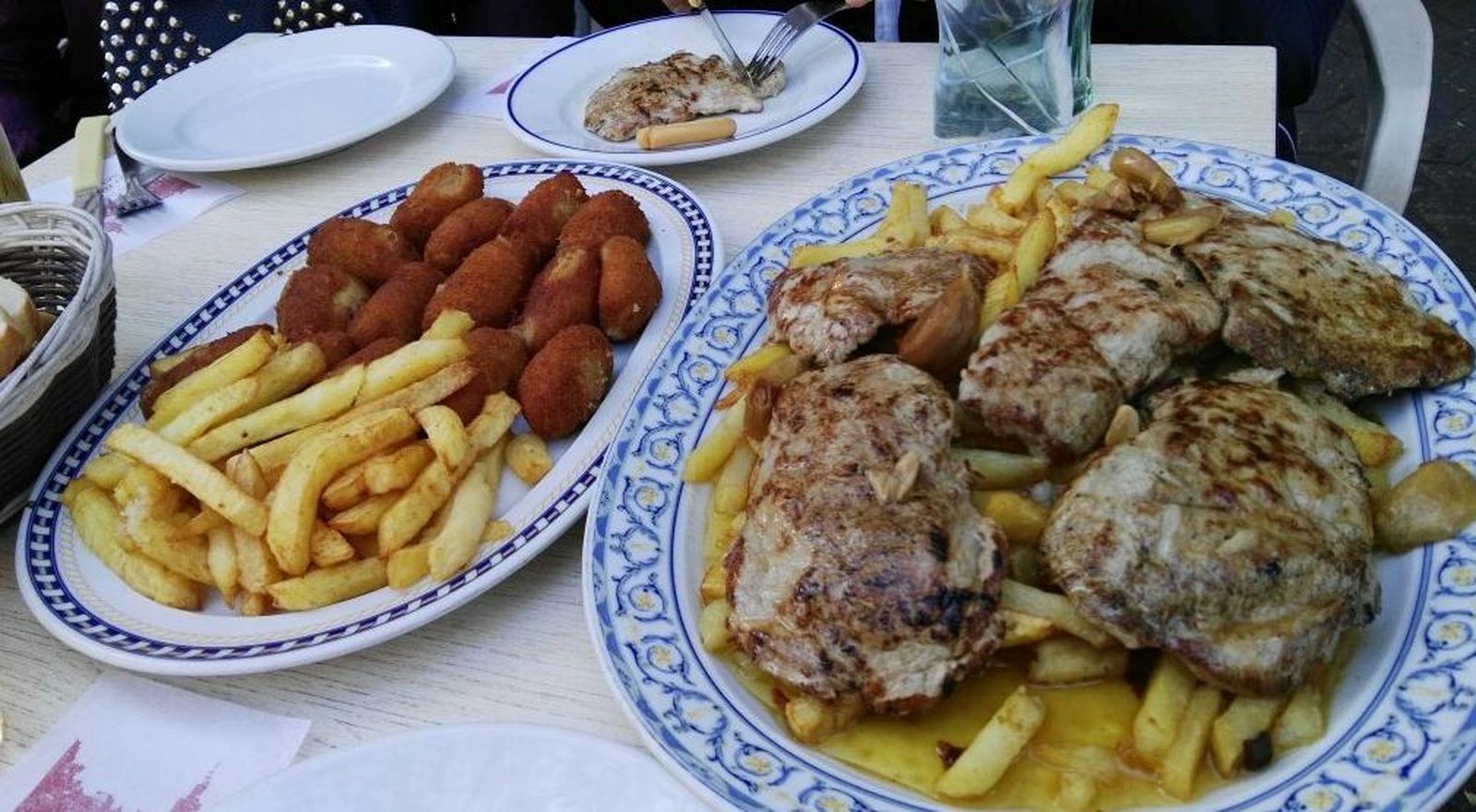 Ración de solomillo al whisky y de croquetas en Las Columnas