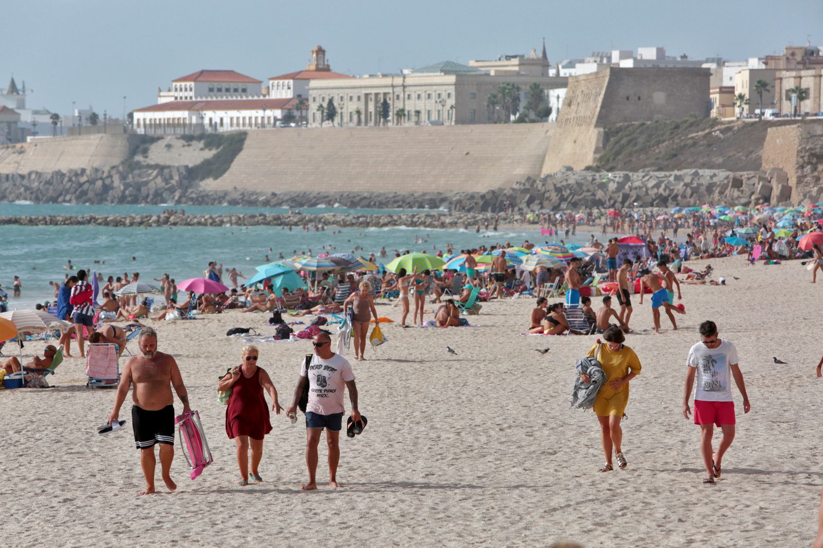 El levante y septiembre alejan a la gente de la playa