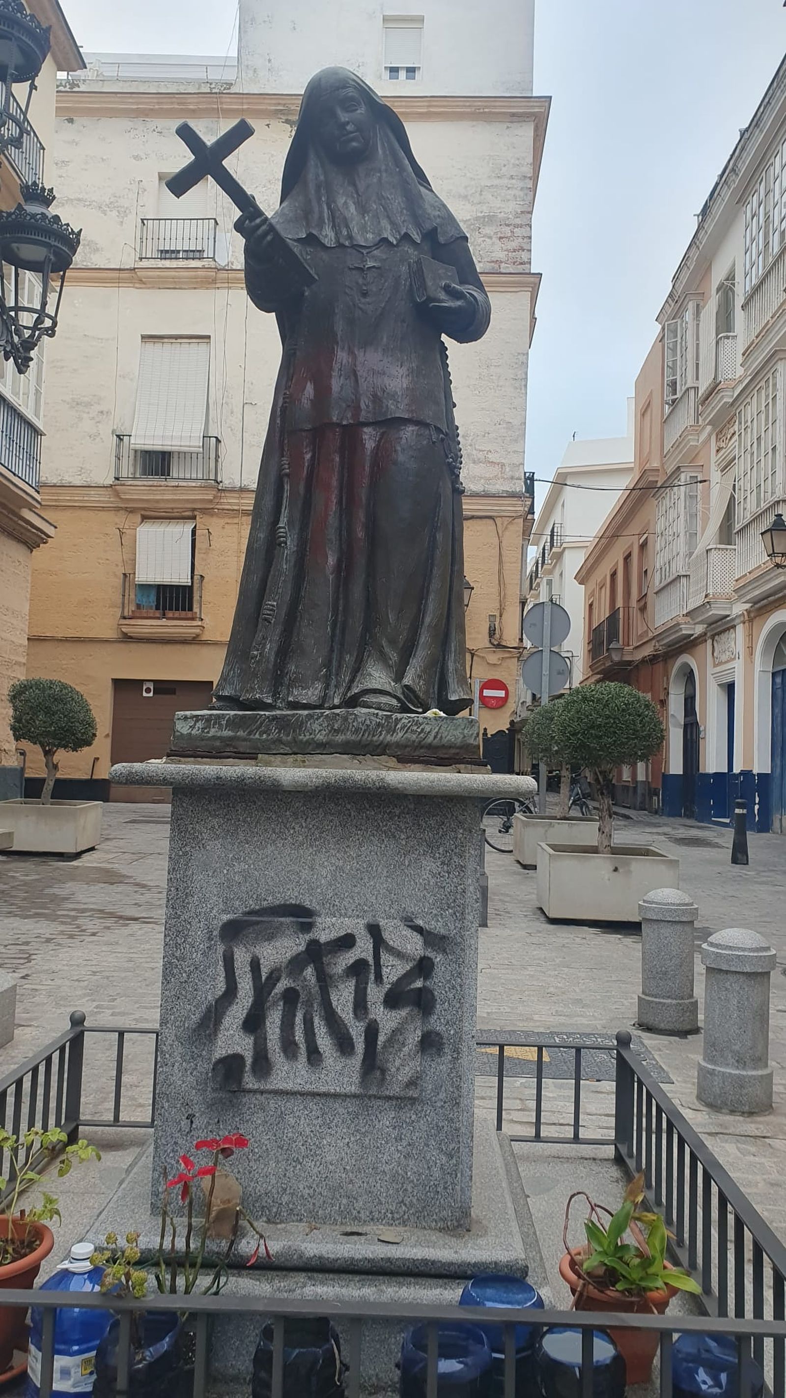 Así aparece este viernes el monumento a Santa Ángela de la Cruz, en la Plaza de Viudas de Cádiz.
