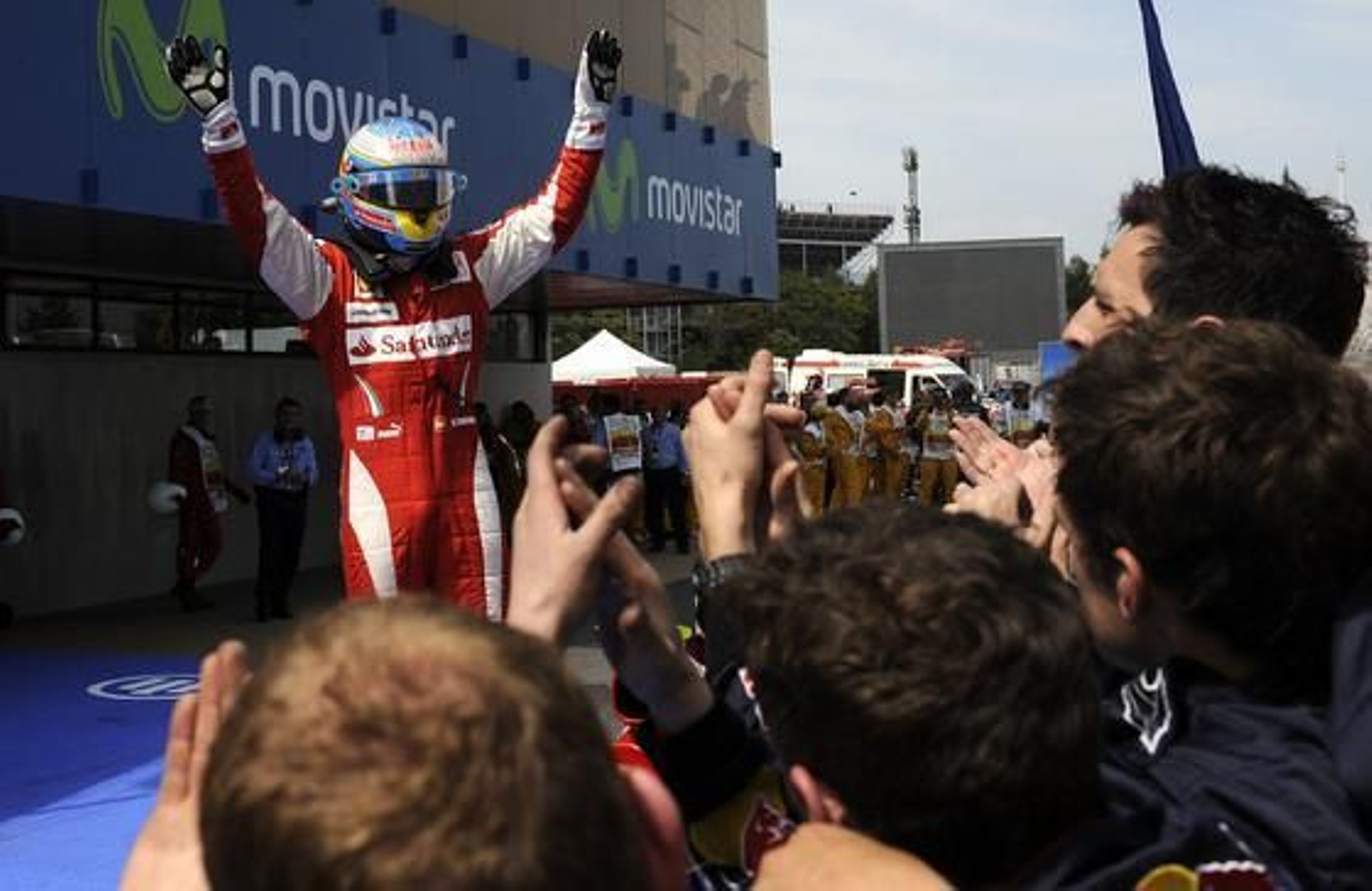 Fernando Alonso queda segundo en un Gran Premio dominado de principio a fin por el piloto de Red Bull Mark Webber. / AFP