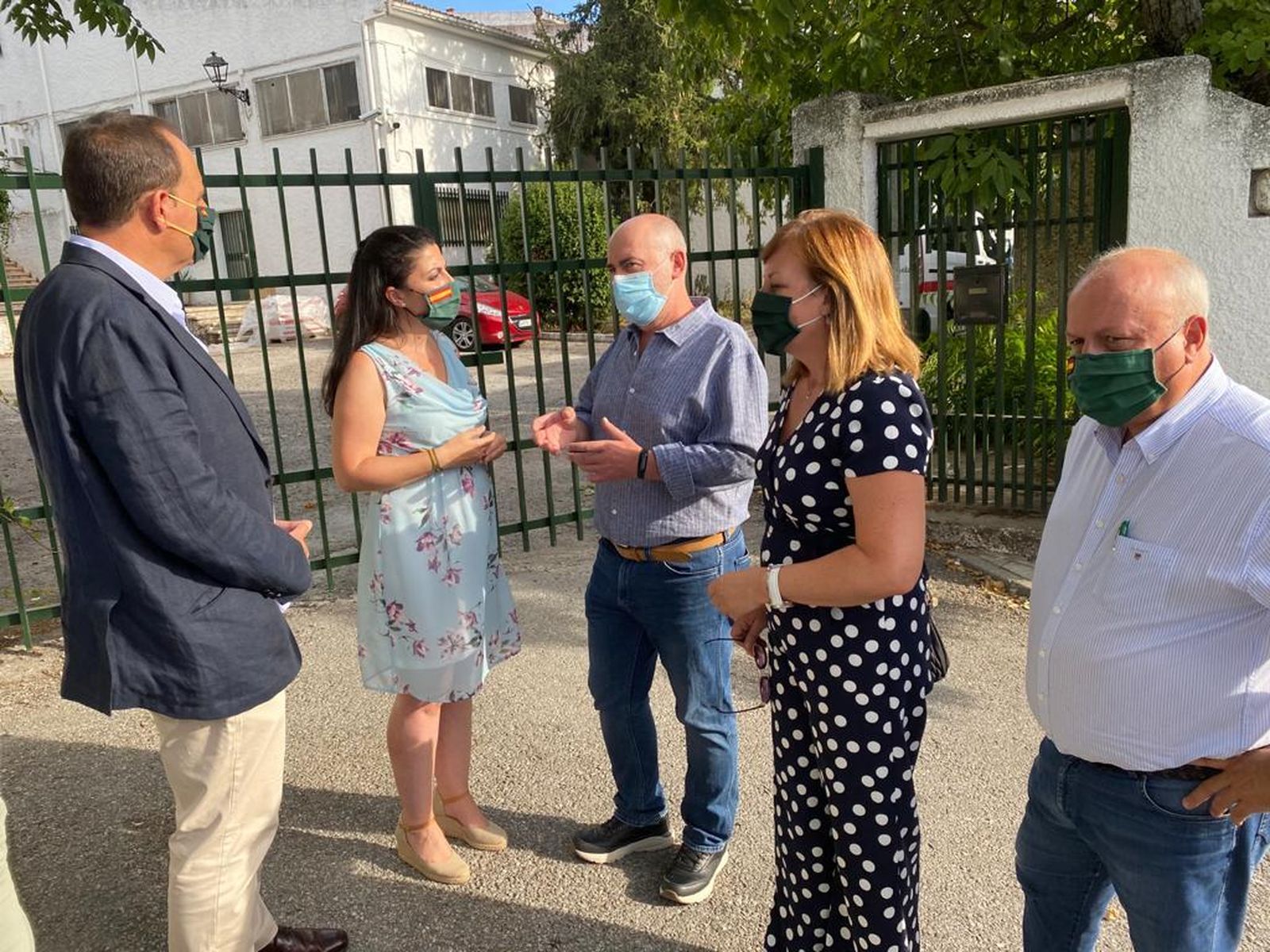 Olona, en el centro, conversa con el alcalde de Víznar, Joaquín Caballero.
