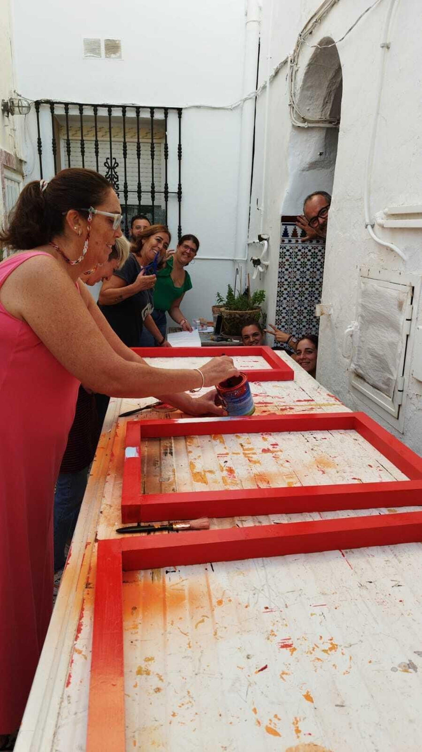 Preparativos para el Cine de Terror de Halloween de la asociación Villa Carmela.