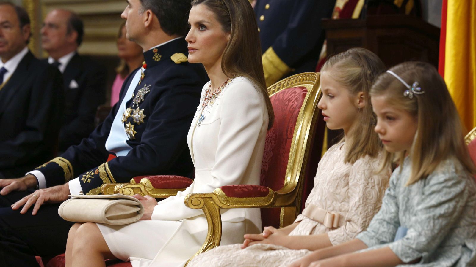 Los Reyes junto a sus hijas  durante el acto de proclamación