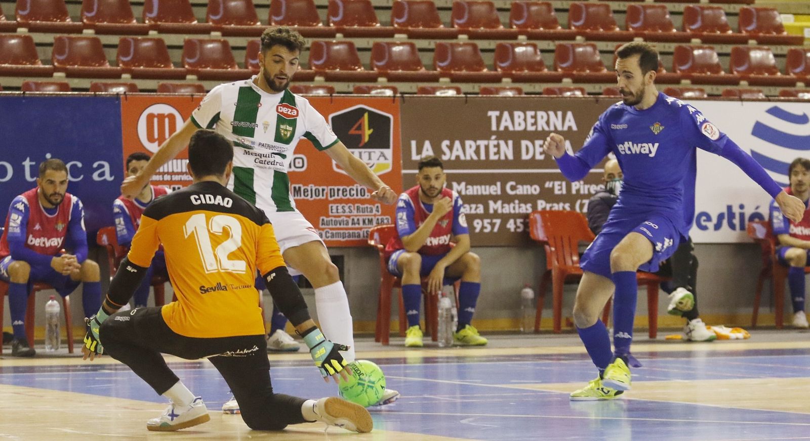 Zequi dispara ante el meta verdiblanco Cidao, con Borja Blanco ya superado.