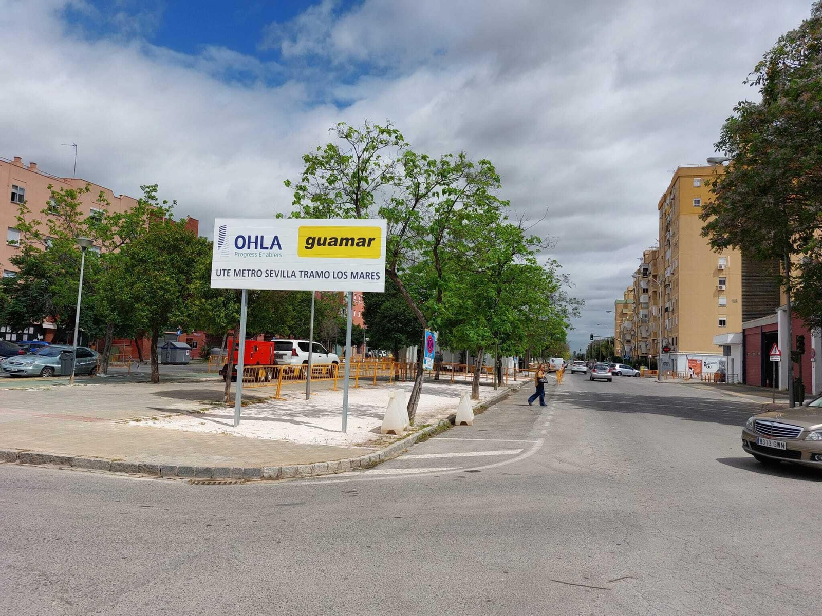 Cartel de las obras de la línea 3 del Metro en Pino Montano.