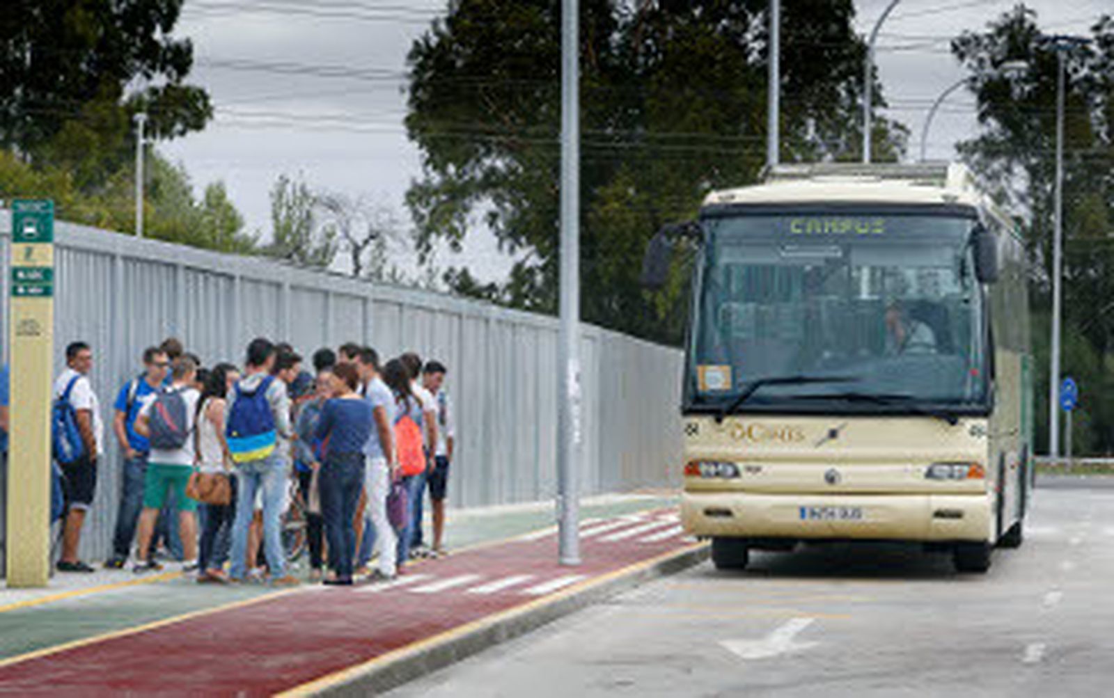Estudiantes junto a una parada de autobús de las establecidas en el Campus de Puerto Real./Julio González