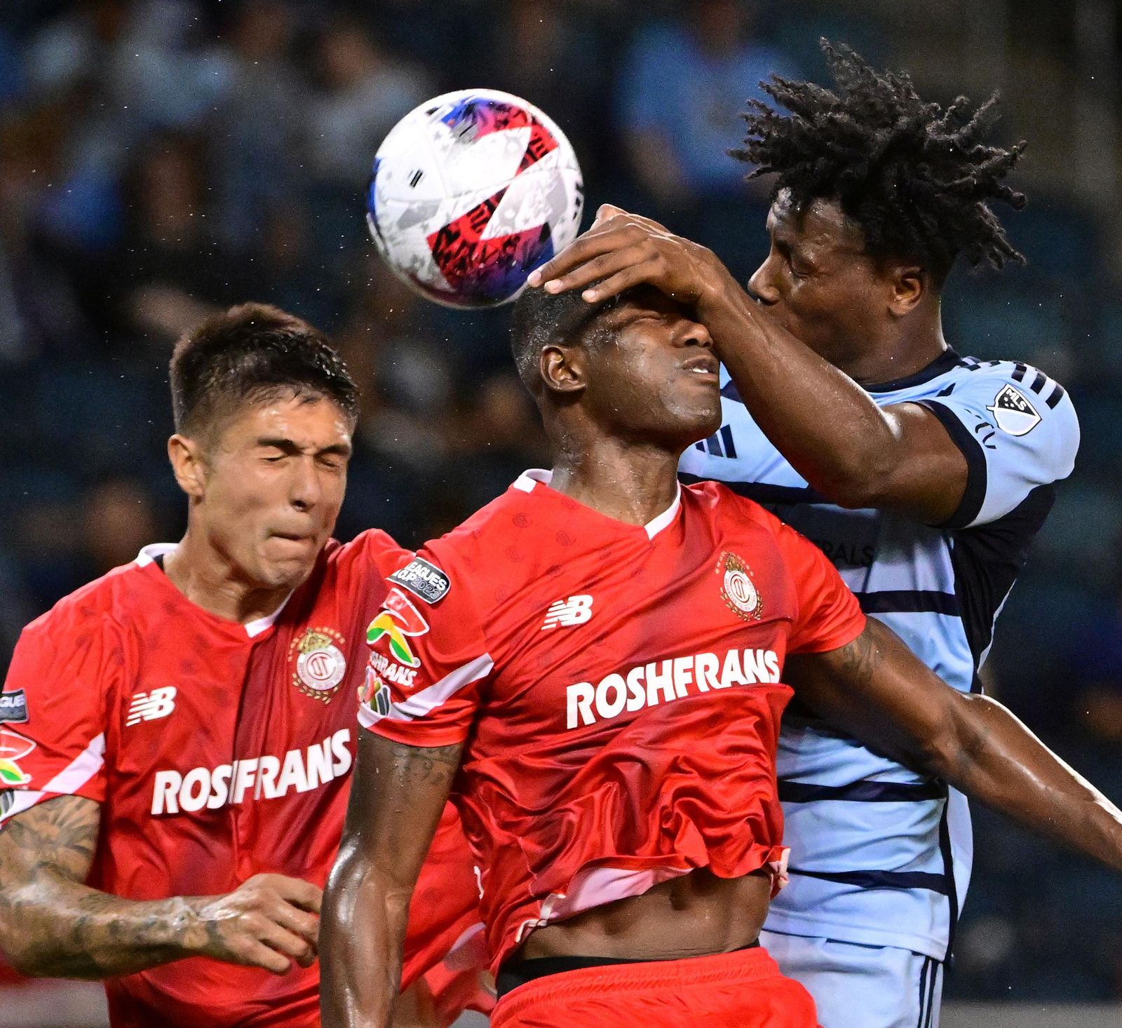 Dos jugadores pretenden golper el balón con la cabeza en un partido.